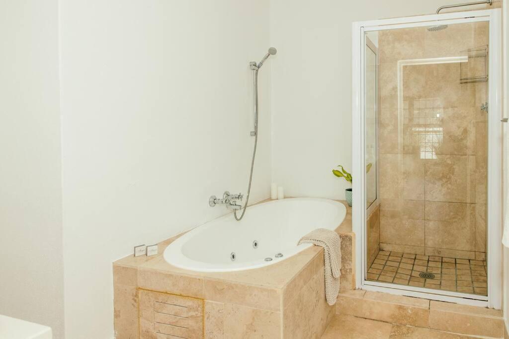 Villa Avisa - 4 Bedroom With Majestic Ocean Views